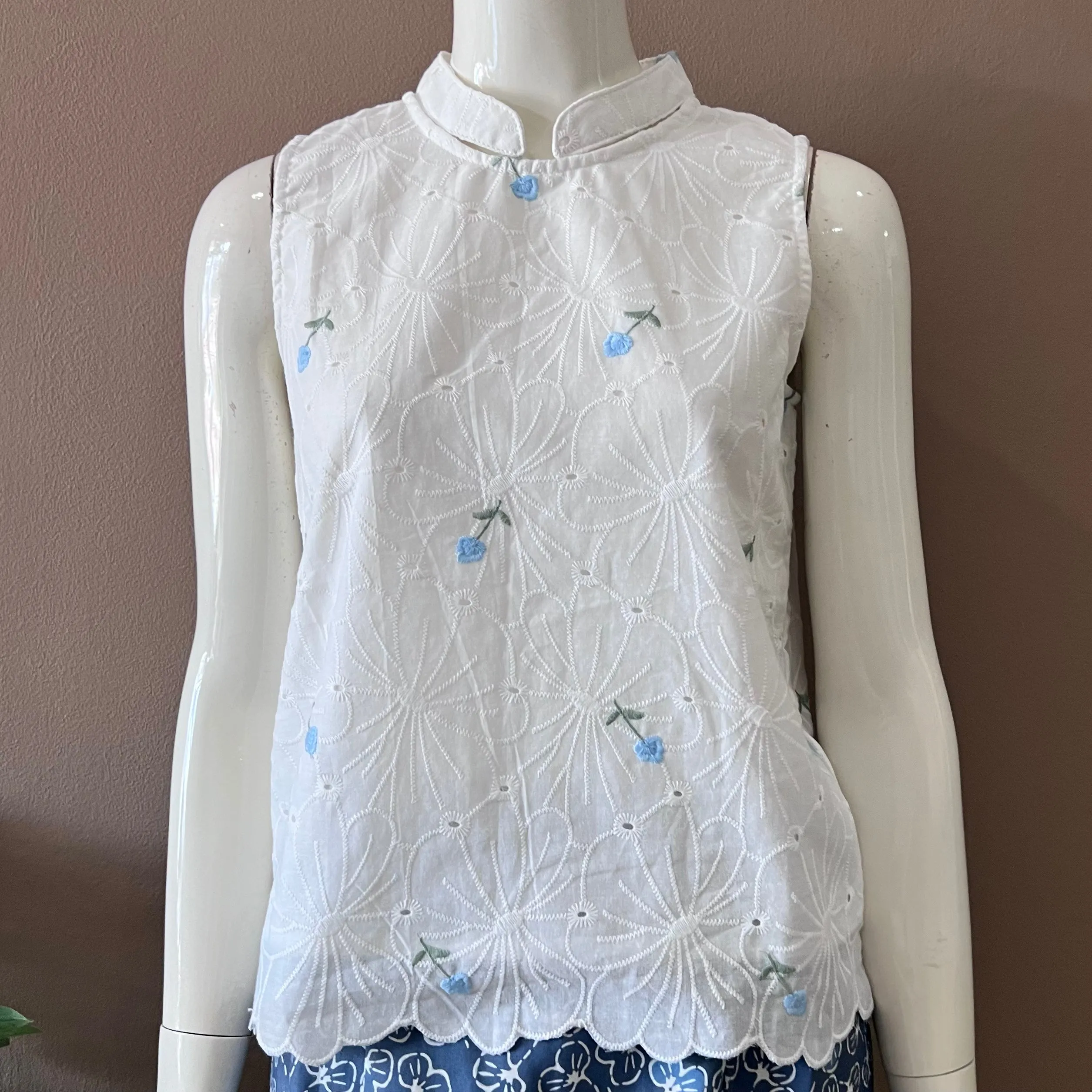 Sleeveless Mandarin Collar Eyelet Top (Blue) S